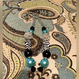 Chunky zebra necklace in blue/turquoise
